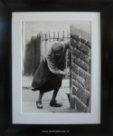 John Bulmer, Old lady cleans gatepost, passe-pt en inlijsten